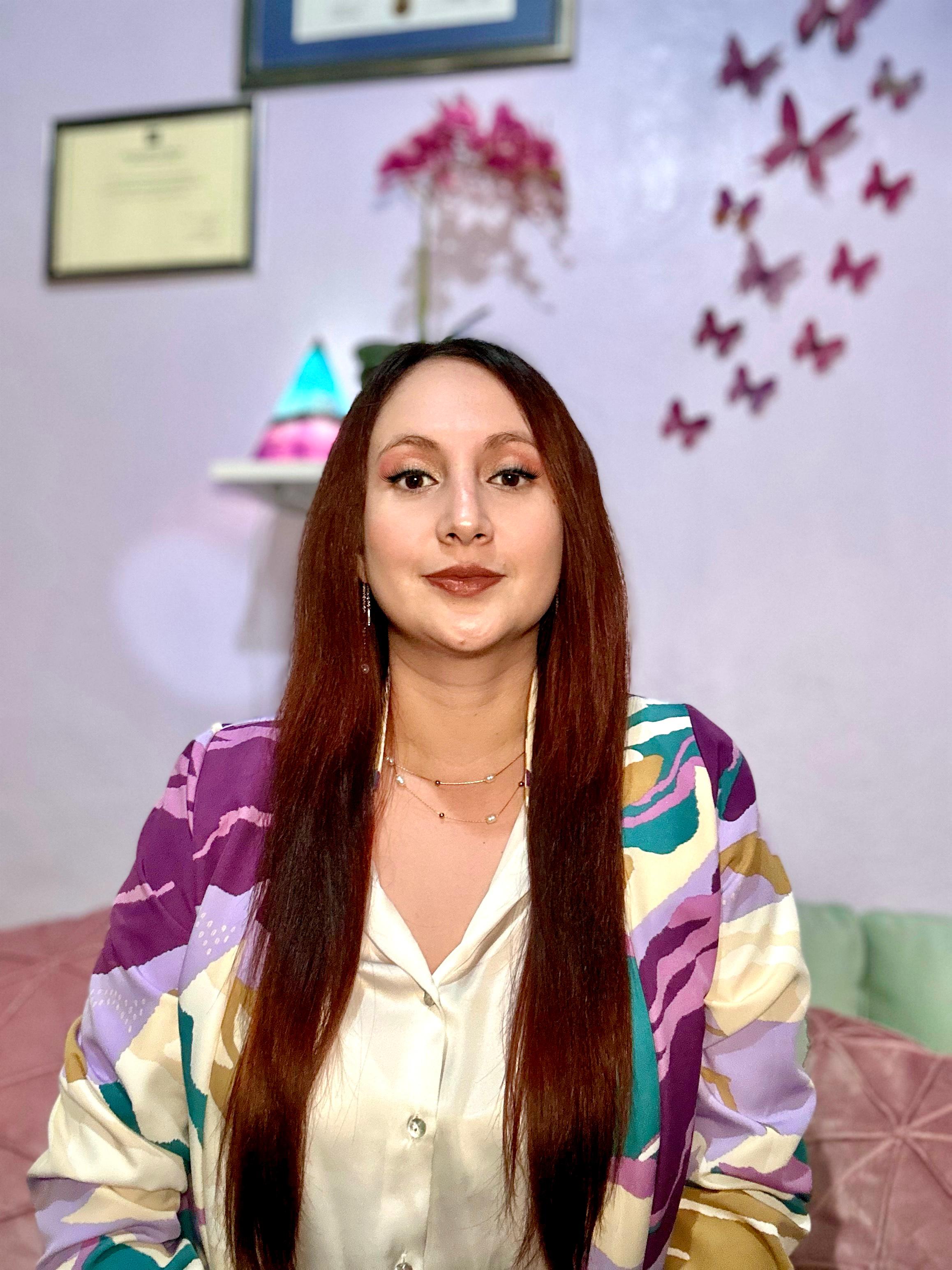Andrea Erazo la Psicologa Positiva en ropa profesional