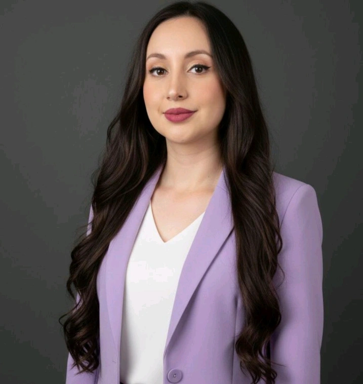 Andrea Erazo la Psicologa Positiva en ropa profesional