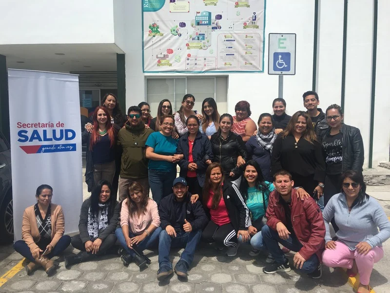 Grupo de empleados del municipo de Quito sentados y parados posando para la cámara