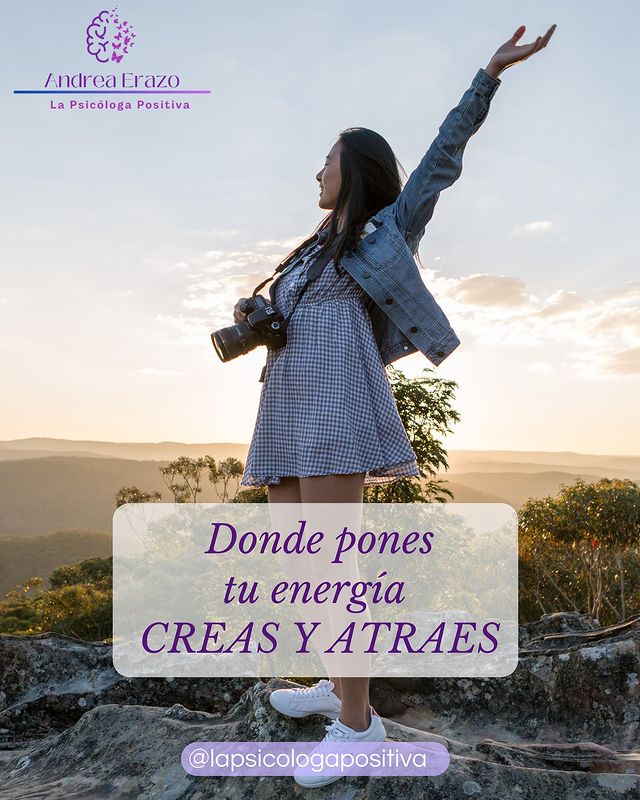 Mujer mirando hacia el cielo en un atardecer, con una camara fotografica colgadad del cuello y una mano apuntando hacia el cielo, junto con la leyenda 'Donde pones tu energía, creas y atraes'