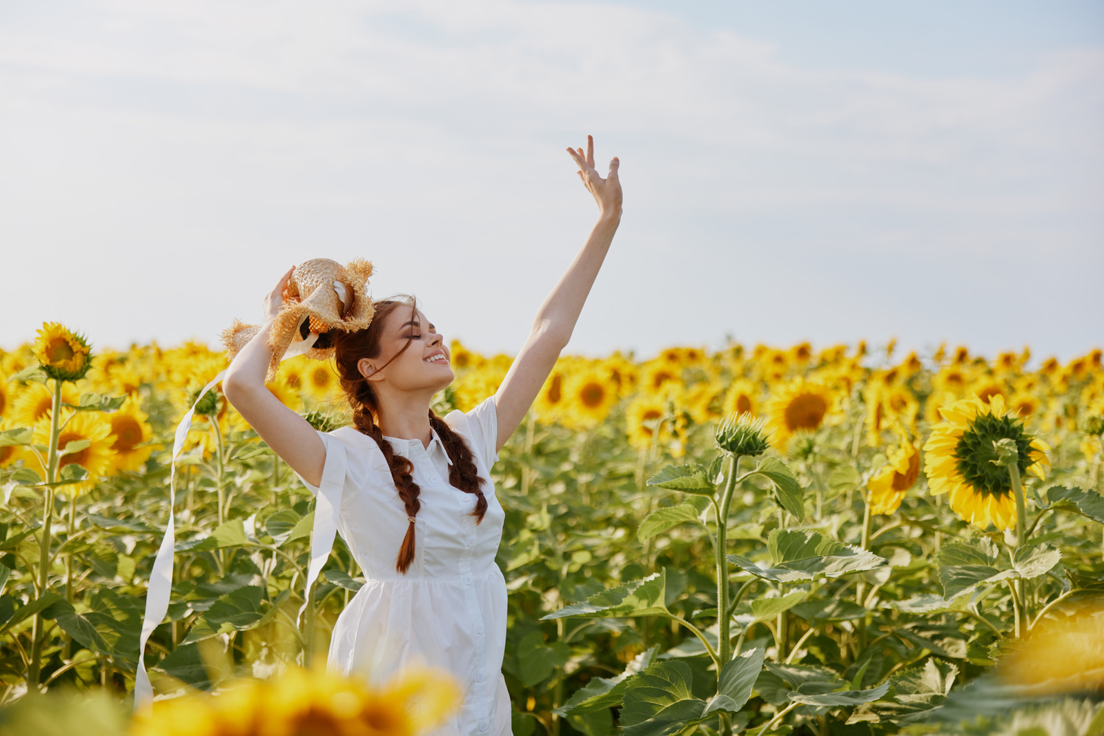 Mujer feliz en un campo de girasoles