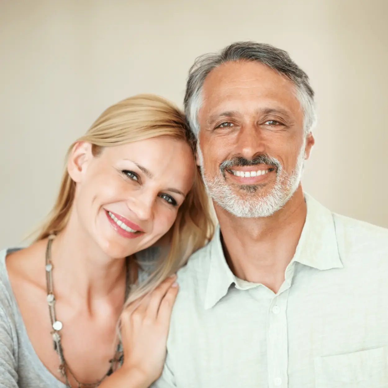 Una pareja adulta felices uno al lado de otro